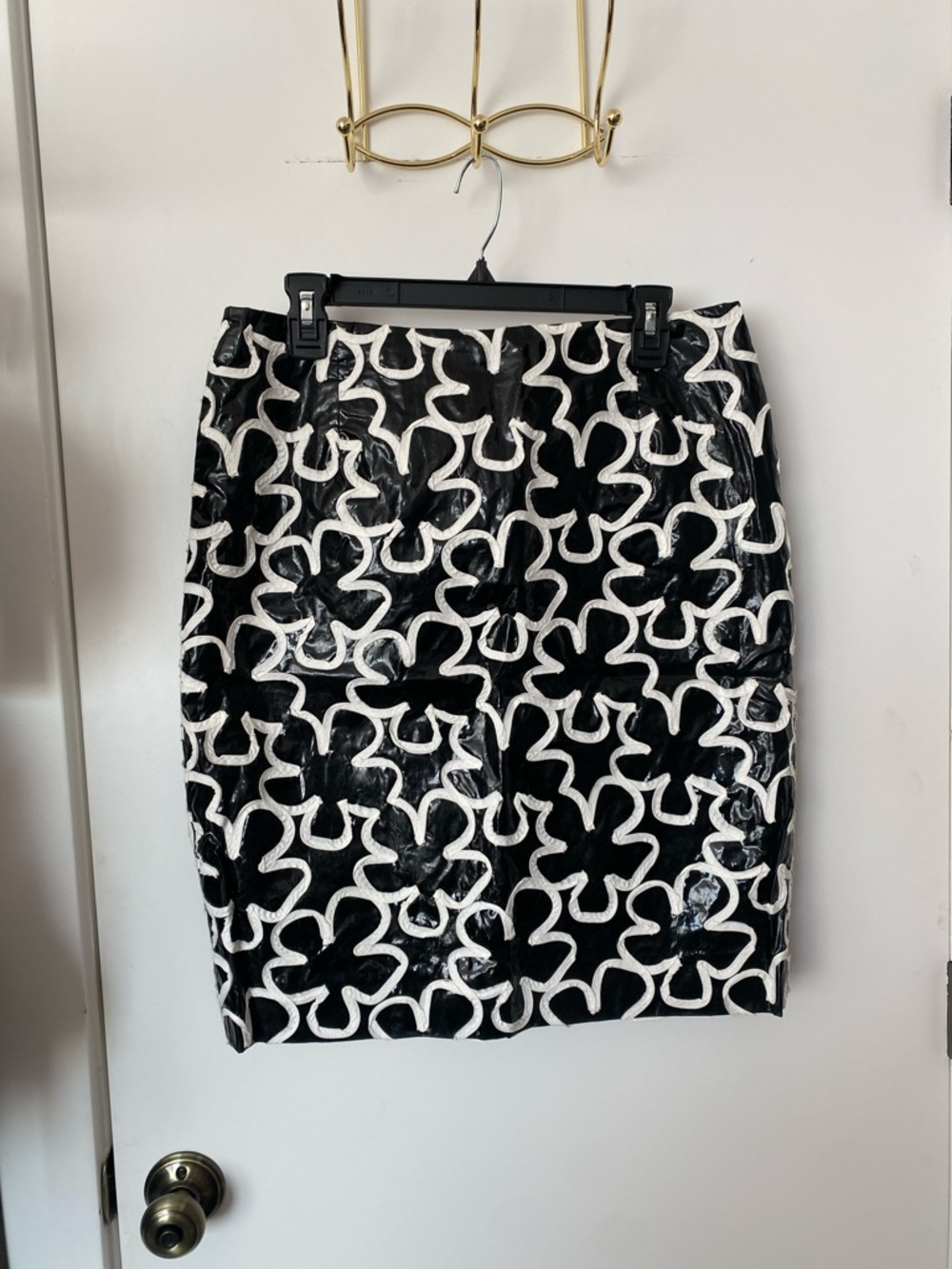 CARLISLE Black and White Floral Patent Pencil Skirt
